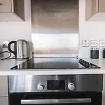 City Centre Appt-Sleeps 5-Free Parking & Free Wifi