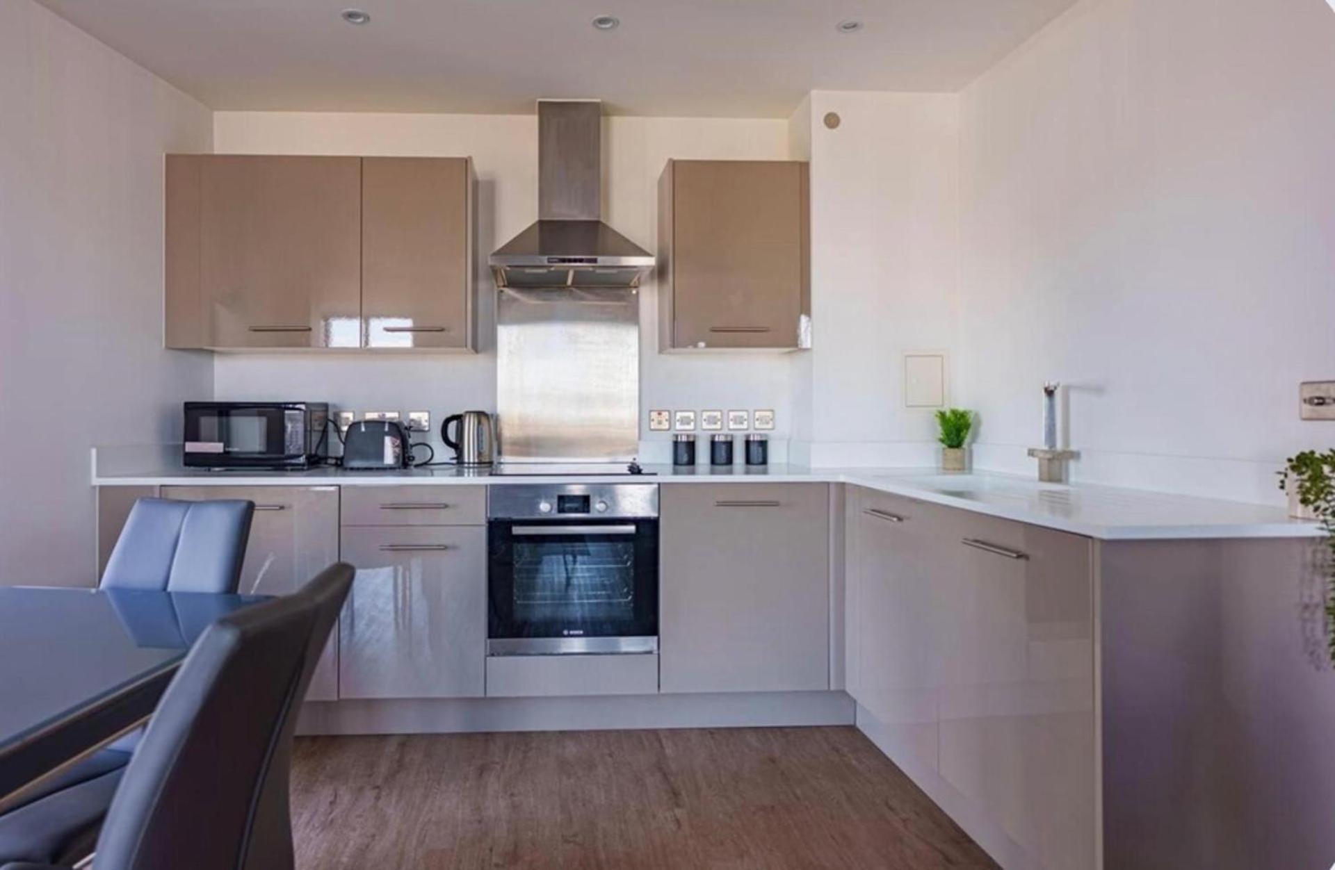 Apartment Centre Appt-sleeps 5-free Parking & Free Wifi *