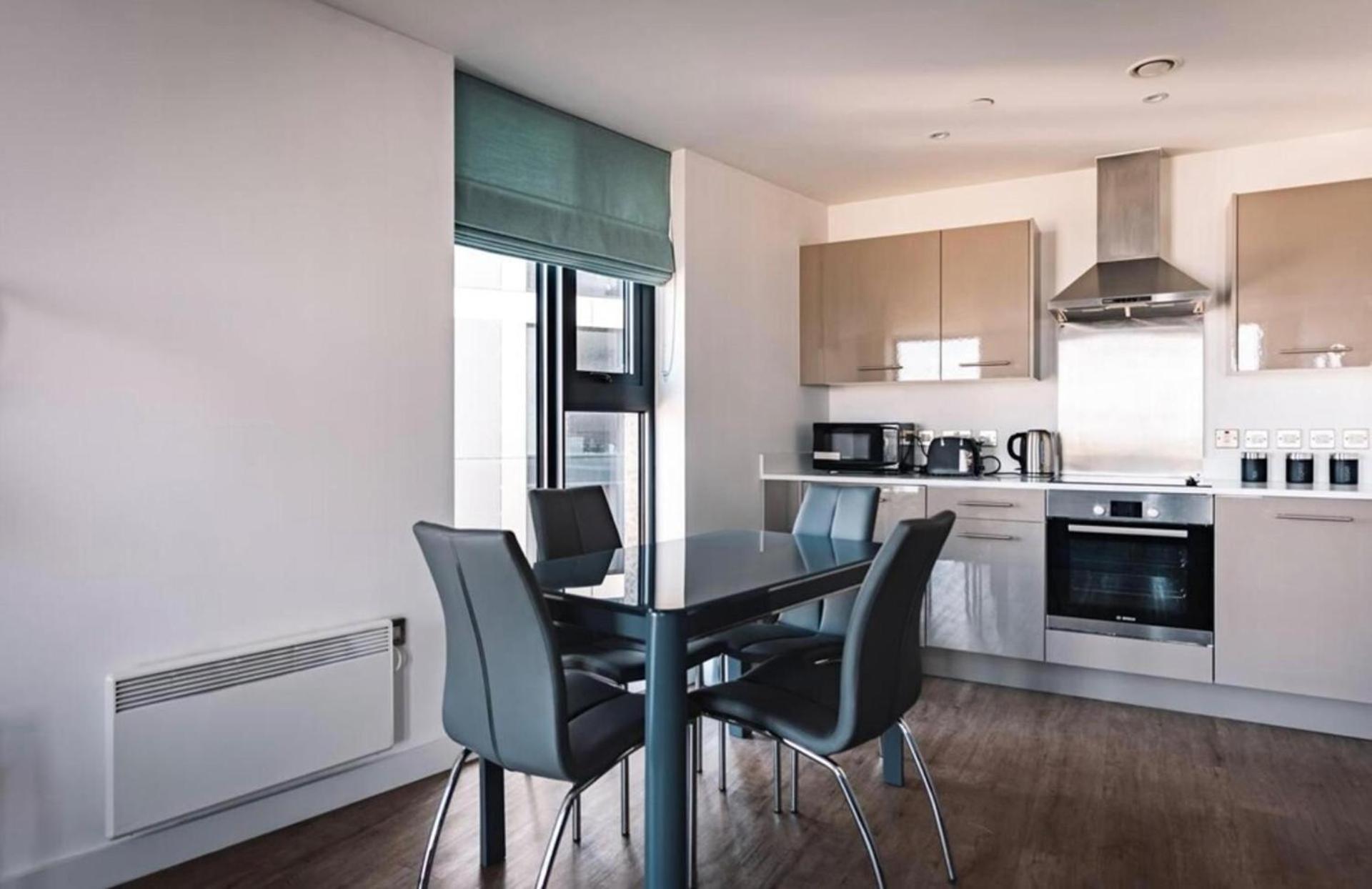 Centre Appt-sleeps 5-free Parking & Free Wifi Apartment